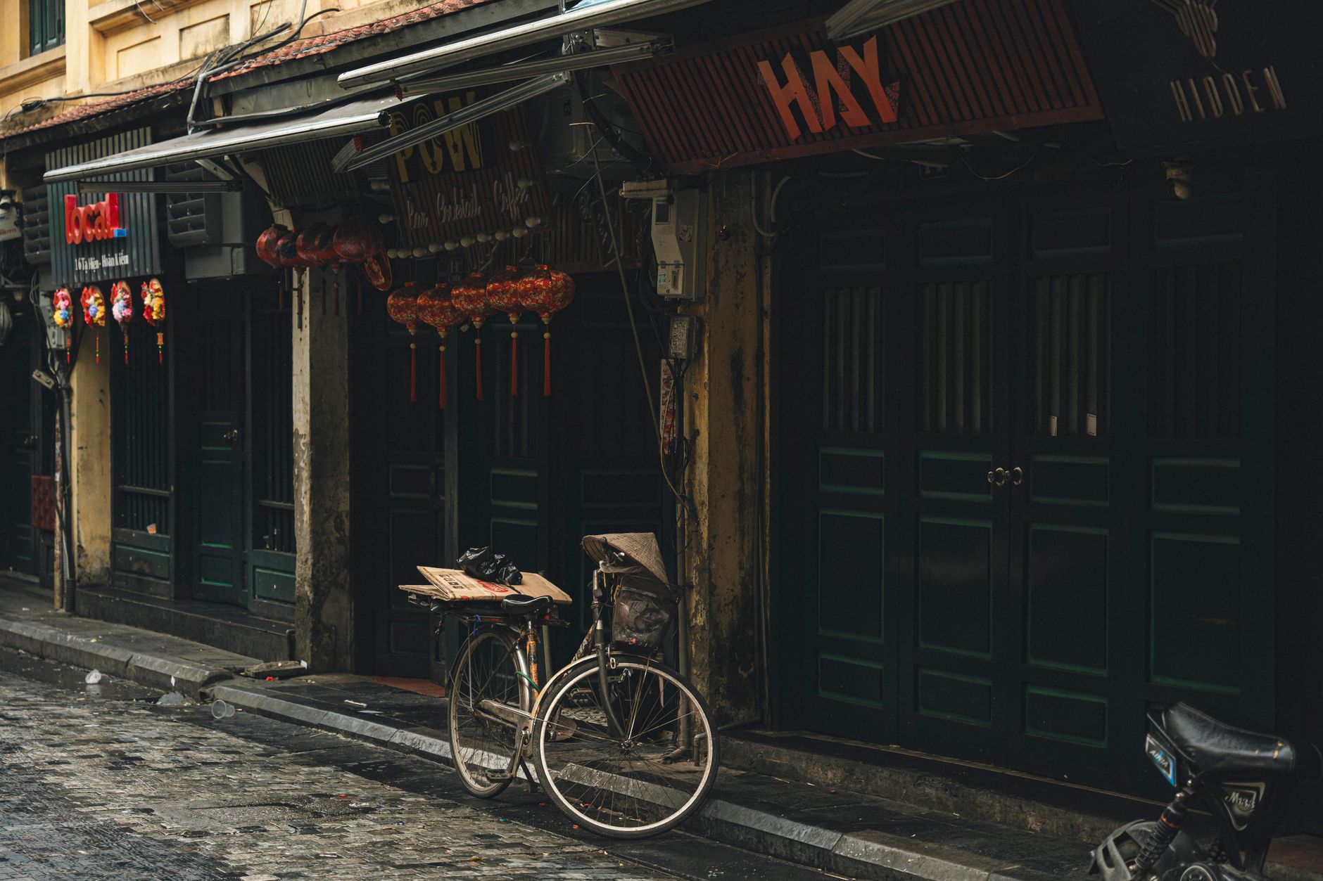 The British Corner Shop: From the Victorian Provisions Merchant to the Family-Run Off-Licence
